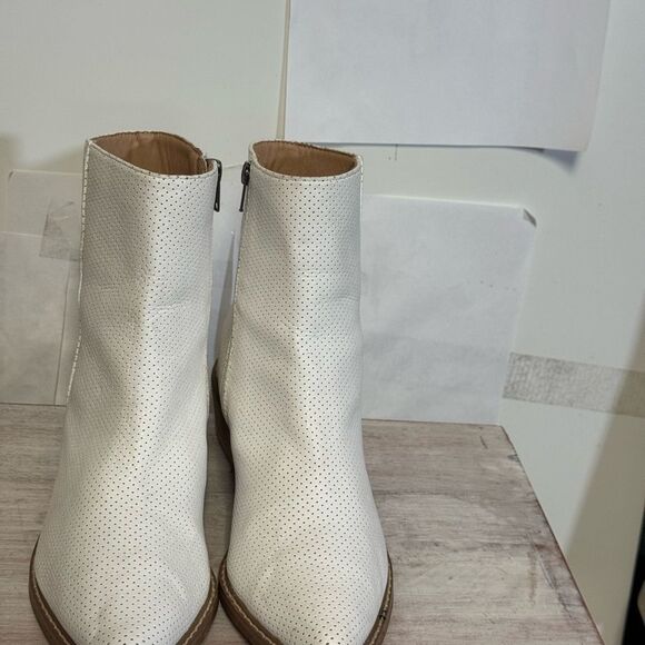White Minimalist Ankle Boots with Rounded toe by miim great condition size 8.5 - Picture 4 of 7